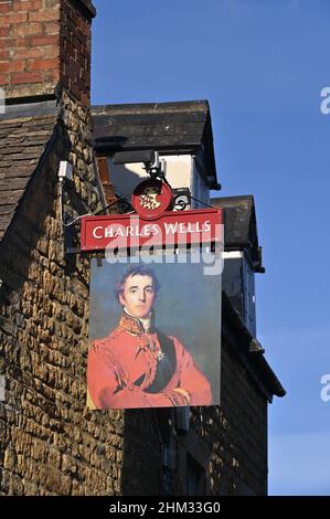 Öffentliches Hausschild des Duke of Wellington im Cotswold-Dorf Bourton am Wasser Stockfoto