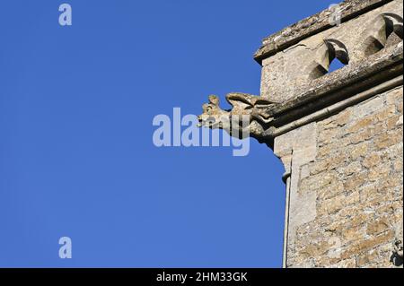 Wasserspeier auf dem Turm der St. Mary's Church im Cotswold-Dorf Lower Slaughter Stockfoto