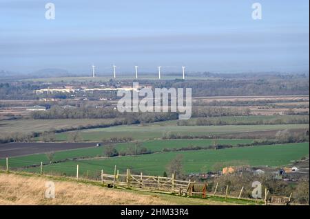 Blick auf die Westmill Windturbinen im Watchfield bei Swindon vom Gipfel des White Horse Hill bei Uffington. Stockfoto