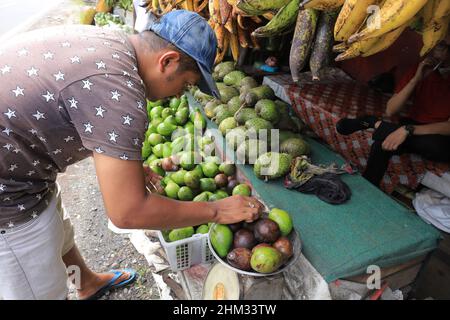 Lumajang, Indonesien - 13. Januar 2022: Frische Avocado auf traditionellen Märkten verkauft Stockfoto