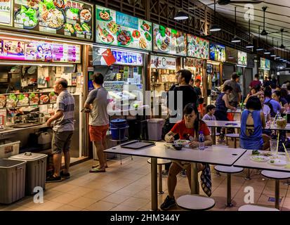 Singapur - 07. September 2019: Einheimische und Touristen, Kunden, die durch die Straße gehen und essen im Straßenhändler Zentrum in Lau Pa Sat Telok Ayer Markt Stockfoto