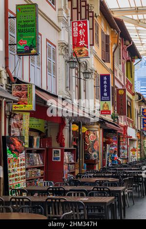 Singapur - 08. September 2019: Leere Tische vor den Restaurants entlang der Chinatown Lorong Makanan Food Street warten auf Kunden Stockfoto