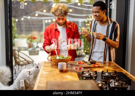 Zwei Jungs kochen gesund zusammen zu Hause Stockfoto