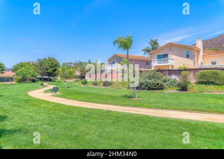 Park mit grünem Rasen und Feldweg in der Mitte in San Diego, Kalifornien Stockfoto