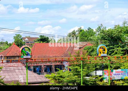 Lampung, Indonesien, Februar 06 2022- der 'Slanik Waterpark' ist einer der größten Wasserparks in Lampung. Nicht nur das, sondern in diesem Wasserpark gibt es auch Stockfoto