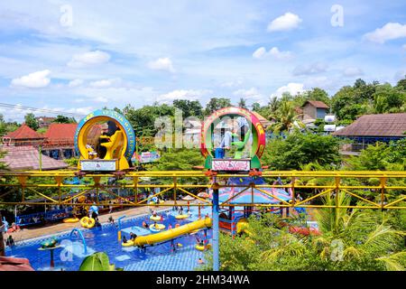 Lampung, Indonesien, Februar 06 2022- der 'Slanik Waterpark' ist einer der größten Wasserparks in Lampung. Nicht nur das, sondern in diesem Wasserpark gibt es auch Stockfoto