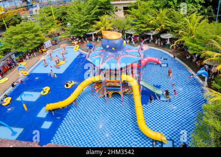 Lampung, Indonesien, Februar 06 2022- der 'Slanik Waterpark' ist einer der größten Wasserparks in Lampung. Nicht nur das, sondern in diesem Wasserpark gibt es auch Stockfoto