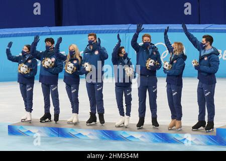 Peking, China. 8th. Februar 2022. Die Mitglieder des US Skating Teams feiern, als sie das Podium nach dem Gewinn der Silbermedaille beim Figure Skating Team Event bei den Olympischen Winterspielen 2022 in Peking am 7. Februar 2022 einnehmen. Russland gewann die Goldmedaille, die USA die Silbermedaille und Japan die Bronzemedaille. Foto von Richard Ellis/UPI Credit: UPI/Alamy Live News Stockfoto