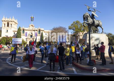 Stand mit Ukraine Rallye im San Diego Balboa Park. Ukrainische Volksgruppe versammelt sich in friedlicher Protestaktion gegen die russische Militärininvasion Stockfoto