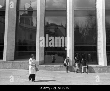 Menschen gehen im Kreml, Moskau, Russland, UdSSR, April 1976 Stockfoto