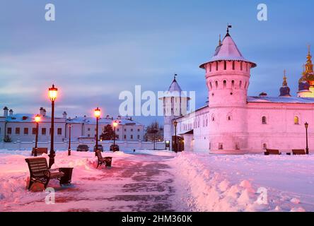 Tobolsk Kreml im Winter. Die Türme des Guest Yard in der Morgen rosa Licht. Alte russische Architektur des XVIII Jahrhunderts der ersten Hauptstadt von S Stockfoto