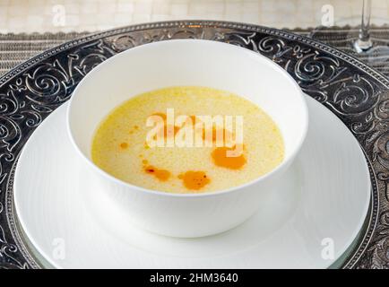 Gewürzte Fischsuppe auf einem weißen Porzellanteller Stockfoto