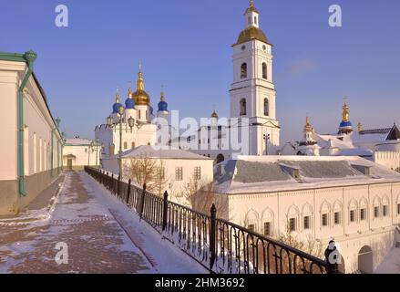 Tobolsk Kreml im Winter. Sophia-Himmelfahrt-Kathedrale mit Glockenturm, alte russische Architektur des XVII Jahrhunderts in der ersten Hauptstadt von S Stockfoto