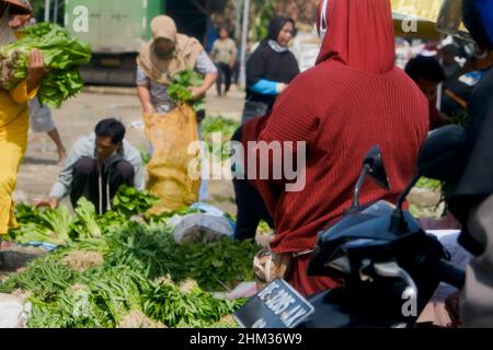 Lampung, Indonesien, Februar 06 2022- Fokus auf rückständige Menschen. Kauf- und Verkaufsaktivitäten auf traditionellen Märkten Stockfoto