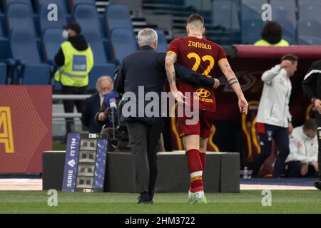Rom, Italien. 05th. Februar 2022. José Mourinho von A.S. Roma und Nicolo' Zaniolo von A.S. Roma während des 24th. Tages der Serie A Meisterschaft zwischen A.S. Roma und Genua CFC am 5th. Februar 2022 im Stadio Olimpico in Rom, Italien. (Foto von Domenico Cippitelli/Pacific Press) Quelle: Pacific Press Media Production Corp./Alamy Live News Stockfoto
