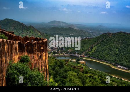 Schöne Aussicht auf das Amer Fort von Nahargarh Fort in Jaipur, Indien Stockfoto