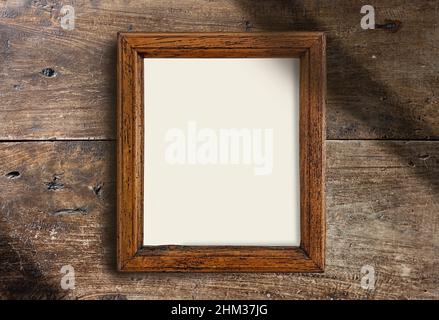 Leerer Holzrahmen an alter rustikaler Wand Stockfoto