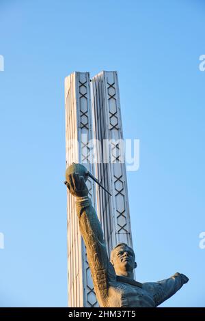 Eine Bronze-Metallstatue eines stehenden Juri Gagarin, des ersten russischen Mannes im Weltraum. Er hält ein Modell des Sputnik-Satelliten. In Taschkent, Usbekistan Stockfoto