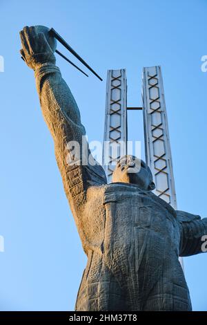 Eine Bronze-Metallstatue eines stehenden Juri Gagarin, des ersten russischen Mannes im Weltraum. Er hält ein Modell des Sputnik-Satelliten. In Taschkent, Usbekistan Stockfoto