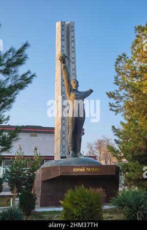 Eine Bronze-Metallstatue eines stehenden Juri Gagarin, des ersten russischen Mannes im Weltraum. Er hält ein Modell des Sputnik-Satelliten. In Taschkent, Usbekistan Stockfoto