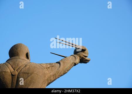 Eine Bronze-Metallstatue eines stehenden Juri Gagarin, des ersten russischen Mannes im Weltraum. Er hält ein Modell des Sputnik-Satelliten. In Taschkent, Usbekistan Stockfoto