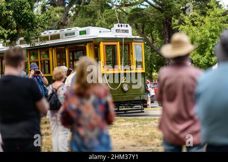 Die restaurierte Geelong Tram aus dem 19. Jahrhundert, die letzte ihrer Art, kommt am Ballarat Tram Museum an, um die Touristenfahrten am Lake Wendouree zu beginnen Stockfoto