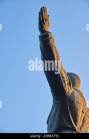 Eine Bronze-Metallstatue eines stehenden Juri Gagarin, des ersten russischen Mannes im Weltraum. Er hebt seine Hand hoch. In Taschkent, Usbekistan. Stockfoto