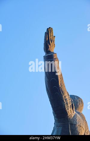 Eine Bronze-Metallstatue eines stehenden Juri Gagarin, des ersten russischen Mannes im Weltraum. Er hebt seine Hand hoch. In Taschkent, Usbekistan. Stockfoto