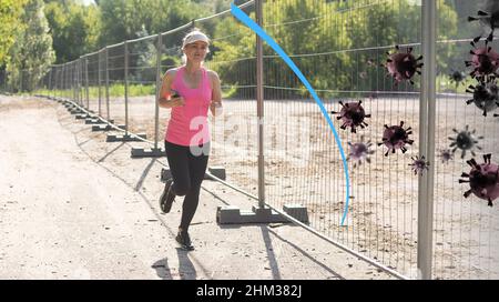 Frau gegen Bakterien und Krankheiten. Virtuelle Barriere als Virenschutz Stockfoto