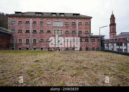 Heidelberg, Deutschland. 03rd. Februar 2022. Vor dem Gebäude des ehemaligen Gefängnisses 'Fauler Pelz' befindet sich ein Freiraum. Quelle: Uwe Anspach/dpa/Alamy Live News Stockfoto