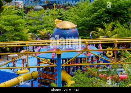 Lampung, Indonesien, Februar 06 2022- der 'Slanik Waterpark' ist einer der größten Wasserparks in Lampung. Nicht nur das, sondern in diesem Wasserpark gibt es Stockfoto