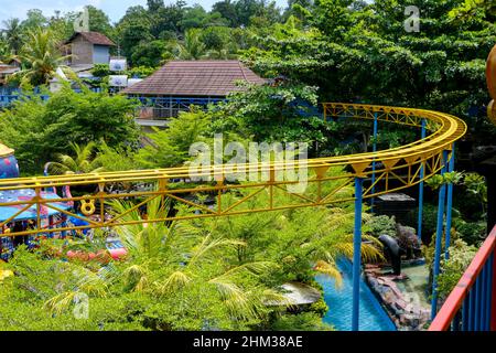 Lampung, Indonesien, Februar 06 2022- der 'Slanik Waterpark' ist einer der größten Wasserparks in Lampung. Nicht nur das, sondern in diesem Wasserpark gibt es Stockfoto