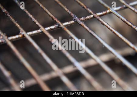 Verschmutzten Rost des Grills von vorne oben leeren. Nahaufnahme. Details. Stockfoto