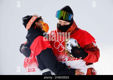Zhangjiakou. 7th. Februar 2022. Silbermedaillengewinnerin Su Yiming (L) aus China und Goldmedaillengewinnerin Max Parrot (R) aus Kanada reagieren während der Blumenzeremonie für das Men's Snowboard Slopestyle Finale im Zhangjiakou Genting Snow Park bei den Olympischen Spielen 2022 in Peking, Zhangjiakou, China, 07. Februar 2022. Quelle: Fei Maohua/Xinhua/Alamy Live News Stockfoto