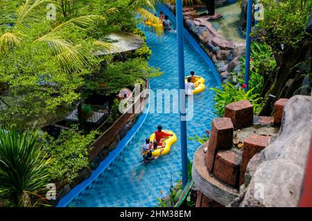 Lampung, Indonesien, Februar 06 2022- der 'Slanik Waterpark' ist einer der größten Wasserparks in Lampung. Nicht nur das, sondern in diesem Wasserpark gibt es Stockfoto