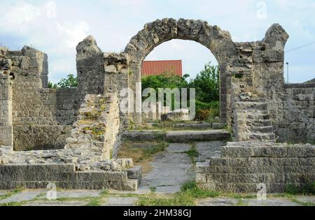 Kroatien, Solin. Alte Stadt Salona. Colonia Martia Ivlia Valeria. Es war die Hauptstadt der römischen Provinz Dalmatien. Ruinen des Amphitheaters, erbaut in der zweiten Hälfte des 2nd. Jahrhunderts n. Chr. Stockfoto