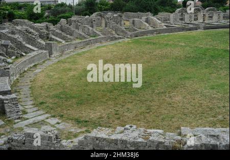 Kroatien, Solin. Alte Stadt Salona. Colonia Martia Ivlia Valeria. Es war die Hauptstadt der römischen Provinz Dalmatien. Teilansicht der Ruinen des Amphitheaters, erbaut in der zweiten Hälfte des 2nd. Jahrhunderts n. Chr. Stockfoto