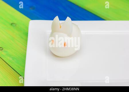 Frisches Ei in der Form eines süßen osterhasen auf einem weißen Late Stockfoto