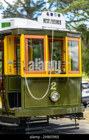 Die restaurierte Geelong Tram aus dem 19. Jahrhundert, die letzte ihrer Art, kommt am Ballarat Tram Museum an, um die Touristenfahrten am Lake Wendouree zu beginnen Stockfoto