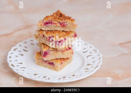 Stapel von Kuchenscheiben mit Krümel auf einem weißen Teller, Konzept für den Nachtisch Stockfoto