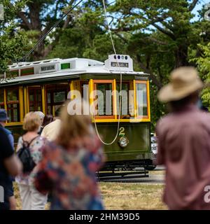 Die restaurierte Geelong Tram aus dem 19. Jahrhundert, die letzte ihrer Art, kommt am Ballarat Tram Museum an, um die Touristenfahrten am Lake Wendouree zu beginnen Stockfoto