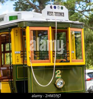 Die restaurierte Geelong Tram aus dem 19. Jahrhundert, die letzte ihrer Art, kommt am Ballarat Tram Museum an, um die Touristenfahrten am Lake Wendouree zu beginnen Stockfoto