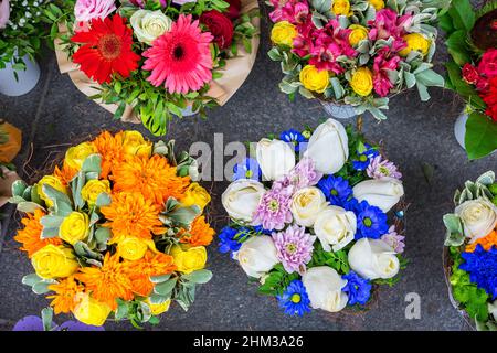 Blick auf bunte Blumensträuße mit verschiedenen Blumen auf einem Blumenmarkt. Selektiver Fokus Stockfoto