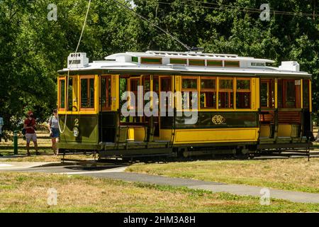 Die restaurierte Geelong Tram aus dem 19. Jahrhundert, die letzte ihrer Art, kommt am Ballarat Tram Museum an, um die Touristenfahrten am Lake Wendouree zu beginnen Stockfoto