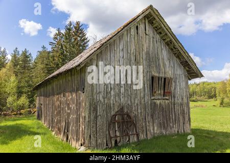 Alte unbemalte Wiese auf dem Land Stockfoto