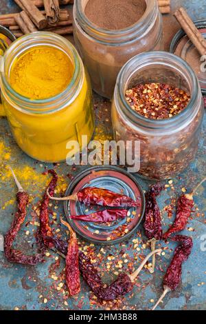 Aromatische Gewürze in Kellen Stockfoto