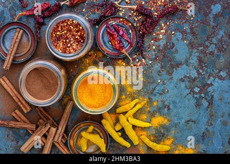 Aromatische Gewürze in Kellen Stockfoto