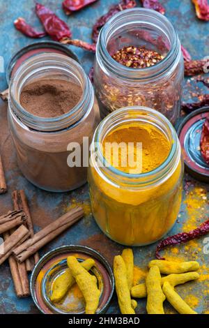 Aromatische Gewürze in Kellen Stockfoto