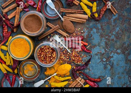 Aromatische Gewürze in Kellen Stockfoto