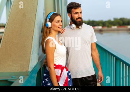 Porträt eines schönen jungen fitgen Paares mit USA-Flagge. Sport Menschen Erfolg gesundes Lifestyle-Konzept Stockfoto